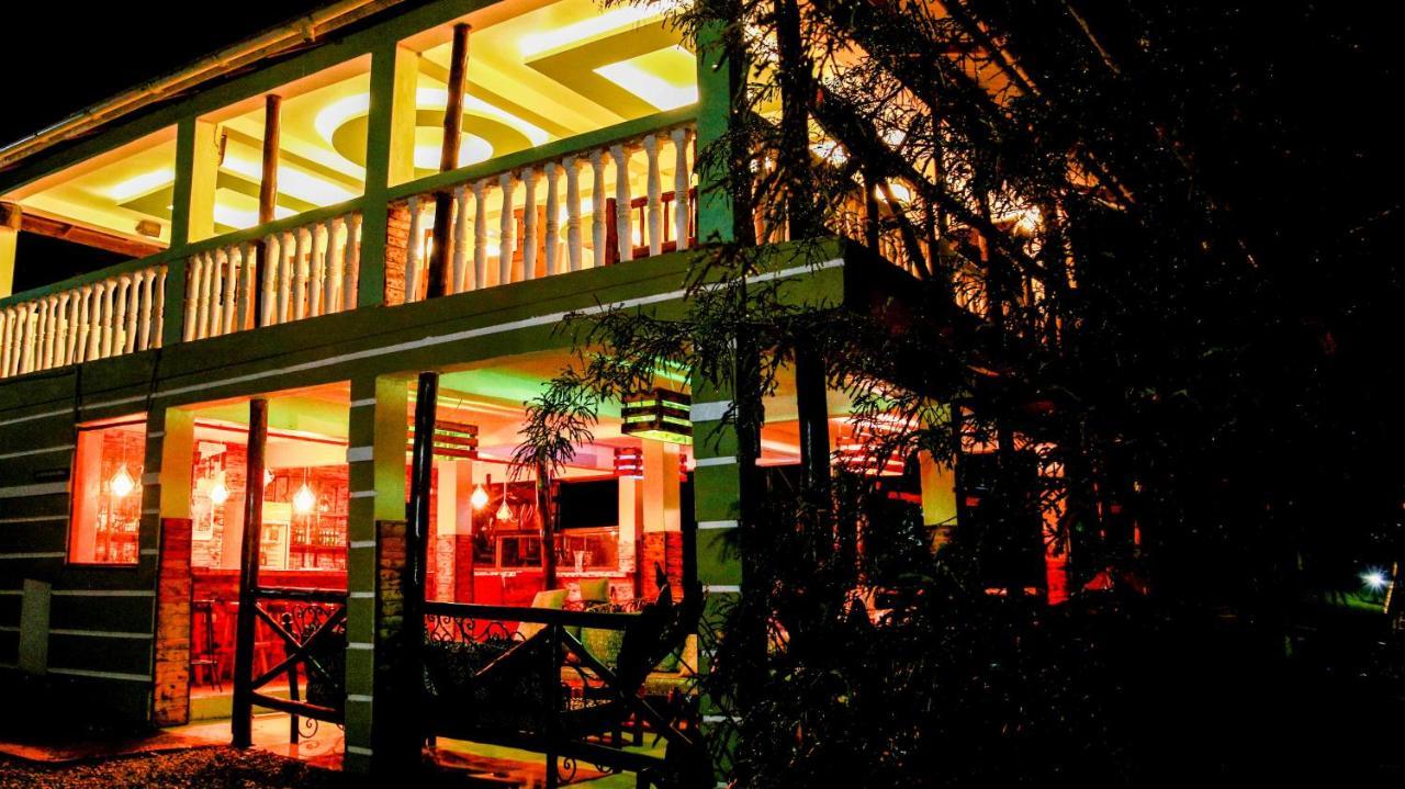Bunyonyi Safaris Resort キバレ エクステリア 写真